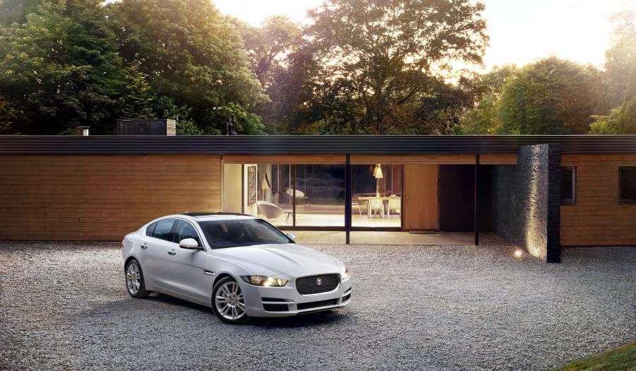  Jaguar XE Prestige 2015 года  (UK) (фото 11 из 15)